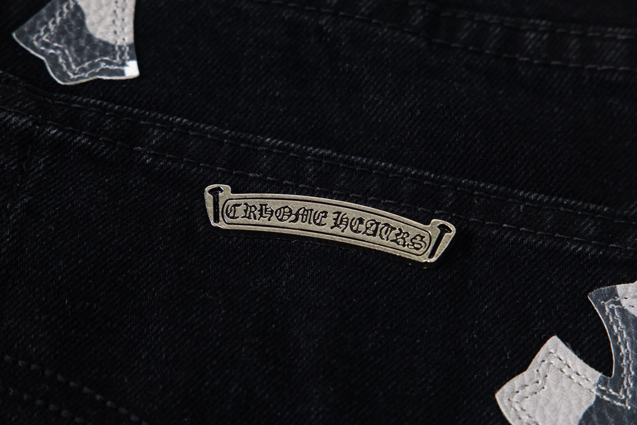 P260 Chrome Hearts Chrome Hearts Black Multi-leather Elements Full of Details Washed Jeans Authentically Restore the Ultimate Vintage Texture Three-Dimensional Fit Loose and Comfortable, Not Slimming Appearing Tall and Slim Made by a Manufacturer Original Quality Control Same Style for Men and Women Can Be Matched for Couples Versatile Recommendations Must-Have Jeans for All Seasons Fashionistas Have Been Disappointed From the Quality Selection of Fabrics, Cutting of Details, and Matching of Patterns, Everything Is Impeccable! The upper body is so handsome when worn...it can be easily worn by men, women and children! The craftsmanship is made of heavy-duty washed pure cotton denim fabric. After washing, it is soft and thick. It is very stylish when worn on the body. Style number: 1775# Color: black Size: 28 30 32 34 36